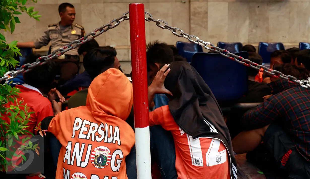 Para The Jakmania yang masih duduk di bangku sekolah diamankan polisi di Polda Metro Jaya, Jakarta, Minggu (18/10/2015). Para Jakmania itu ditangkap di Ratu Plaza karena menimpuki mobil polisi sampai rusak.  (Liputan6.com/Yoppy Renato)
