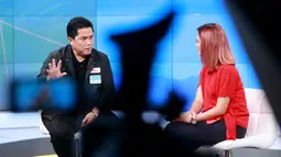 Ketua umum PSSI, Erick Thohir, memberikan keterangan saat wawancara ekslusif pada program acara Liputan 6 Talks di SCTV Tower, Jakarta, Minggu (09/04/2023). Ketua Umum PSSI itu membahas alasan batalnya Piala Dunia U-20 hingga match fixing yang melibatkan wasit di sepak bola Indonesia. (Bola.com/M Iqbal Ichsan)