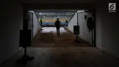 Pekerja menyelesaikan proyek renovasi Stadion Madya Senayan, Jakarta, Kamis (12/10). Pengerjaan renovasi Stadion Madya yang akan digunakan untuk perhelatan olahraga Asian Games Jakarta-Palembang 2018 terus dilakukan. (Liputan6.com/Joohan Tallo)