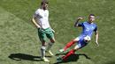 Pemain Arsenal, Laurent Koscielny (kanan) saat beraksi  bersama Prancis melawan pemain Republik Irlandia pada babak 16 besar piala Eropa 2016. (REUTERS/Max Rossi)