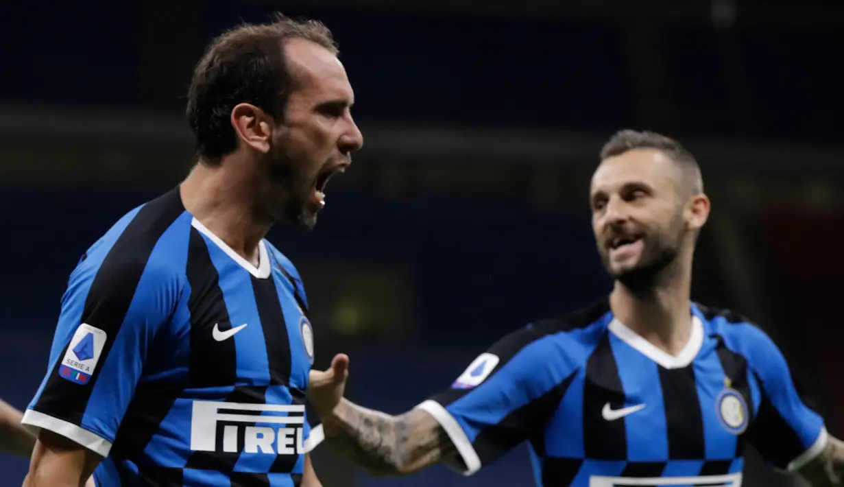 Bek Inter Milan, Diego Godin berselebrasi usai mencetak gol ke gawang Torino pada pertandingan lanjutan Liga Serie A Italia di stadion San Siro di Milan, Italia (13/7/2020). Inter Milan menang telak 3-1 atas Torino. (AP Photo/Luca Bruno)