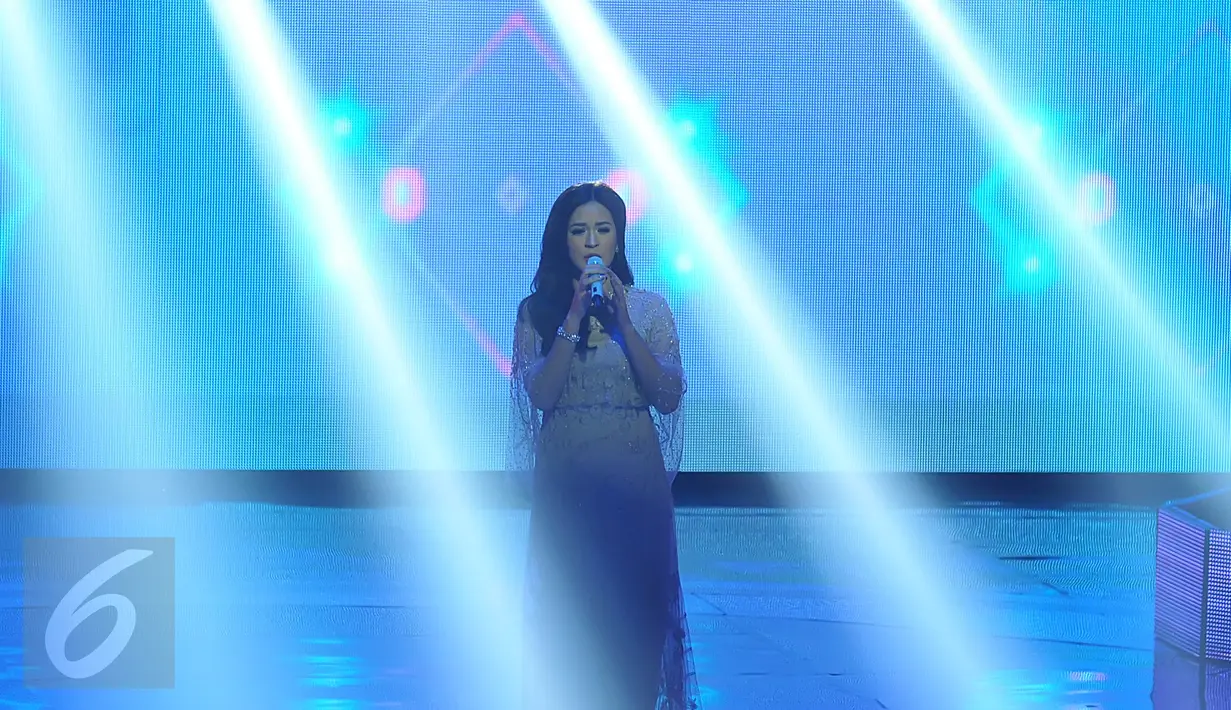 Penampilan memukau Raisa saat konser perdananya di televisi dalam The Biggest Concert Jatuh Hati Raisa, yang digelar di Studio 6 Emtek, Jakarta, Kamis (5/11) malam. (Liputan6.com/Herman Zakharia)