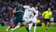 Pemain Manchester City, Matheus Nunes (kiri), berebut bola dengan pemain Real Madrid Aurelien Tchouameni dalam laga Liga Champions di Madrid, Spanyol, Kamis, (11/12/2025). (AP Photo/Manu Fernandez)