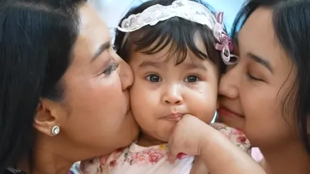 "Happy birthday Anna. Pasti Anna nanti bisa menjadi anak yang smart, yang baik hatinya, yang cantik tutur bahasa dan perilakunya. Panjang umur," ujar Hetty Andika Perkasa.<br>