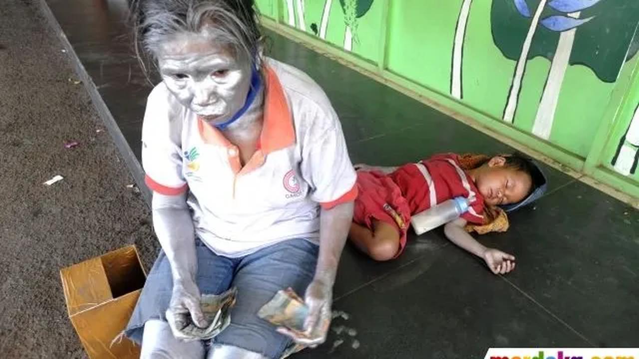 Mereka berkamuflase menjadi manusia silver, manusia kostum atau badut