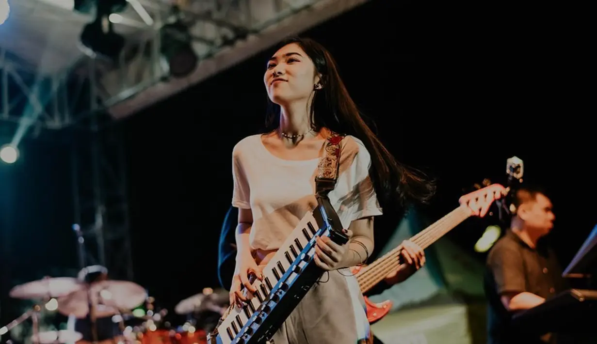 Wanita kelahiran Bandung ini sering tampil membawa keyboard yang disandang layaknya gitar. Menggunakan pakaian serba putih, dengan rambut hitam lurus yang digerai, ia tampak begitu menawan tampil di atas panggung. (Liputan6.com/IG/@isyanasarasvati)