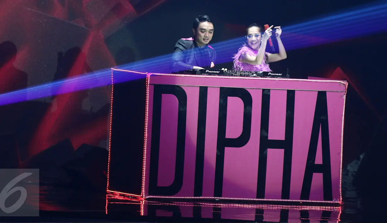 Bunga Citra Lestari atau BCL menghadirkan DJ Dipha Barus di panggung konser "It's Me BCL" di Plenary Hall, JCC Senayan, Jakarta, Rabu (1/3). DJ Dipha Barus mengiringi BCL membawakan lagu 'Hot', 'Ingkar' dan 'Aku Wanita'. (Liputan6.com/Herman Zakharia)