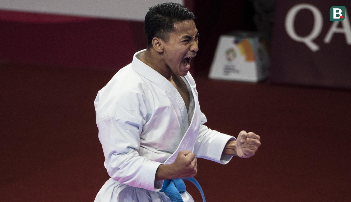 Karateka Indonesia, Ahmad Zigi Zaresta, merayakan kemenangan pada nomor kata cabang karate Asian Games XVIII di JCC Senayan, Jakarta, Sabtu (25/8/2018). Dirinya berhasil meraih medali perunggu. (Bola.com/Vitalis Yogi Trisna)