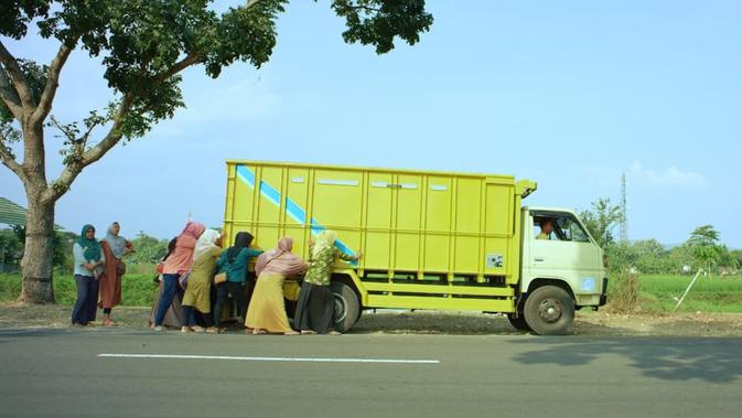 Adegan truk milik Gotrek mogok dalam film Tilik. (Foto: Dok. Ravacana Films)