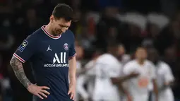 Mimpi buruk PSG datang pada menit ke-31. Lille berhasil mencetak gol terlebih dahulu lewat Jonathan David dan bertahan hingga turun minum. Selain itu, sang bintang Lionel Messi juga terpaksa diganti akibat masalah ototnya pada paruh waktu pertandingan. (AFP/Franck Fife)