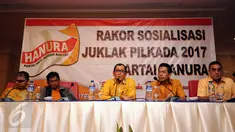 Ketua Tim Pilkada Pusat Partai Hanura, Erik Satrya Wardhana (tengah) memberikan keterangan terkait Pilkada 2017 di Jakarta, Selasa (29/3). Dalam rilisnya, Partai Hanura perlu menjaring bakal calon pemimpin daerah terbaik. (Liputan6.com/Helmi Fithriansyah)