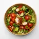 Semangkuk chicken salad yang penuh warna dengan potongan dada ayam panggang dan siraman dressing lemon yang terlihat sangat menggugah selera. [Dok/Freepik.com/kaylabridge].