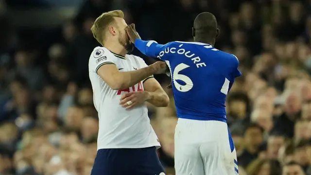Foto: Setelah Buka Puasa, Doucoure Cakar Muka Harry Kane