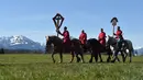 Clericalists mengikuti perayaan tradisional St Georgi Ride di Traunstein, Jerman (4/2). Dalam acara ini peserta melakukan ziarah dengan menaiki kuda dari kota Bavarian Traunstein ke kapel Ettendorf. (AFP Photo/Christof Stache)