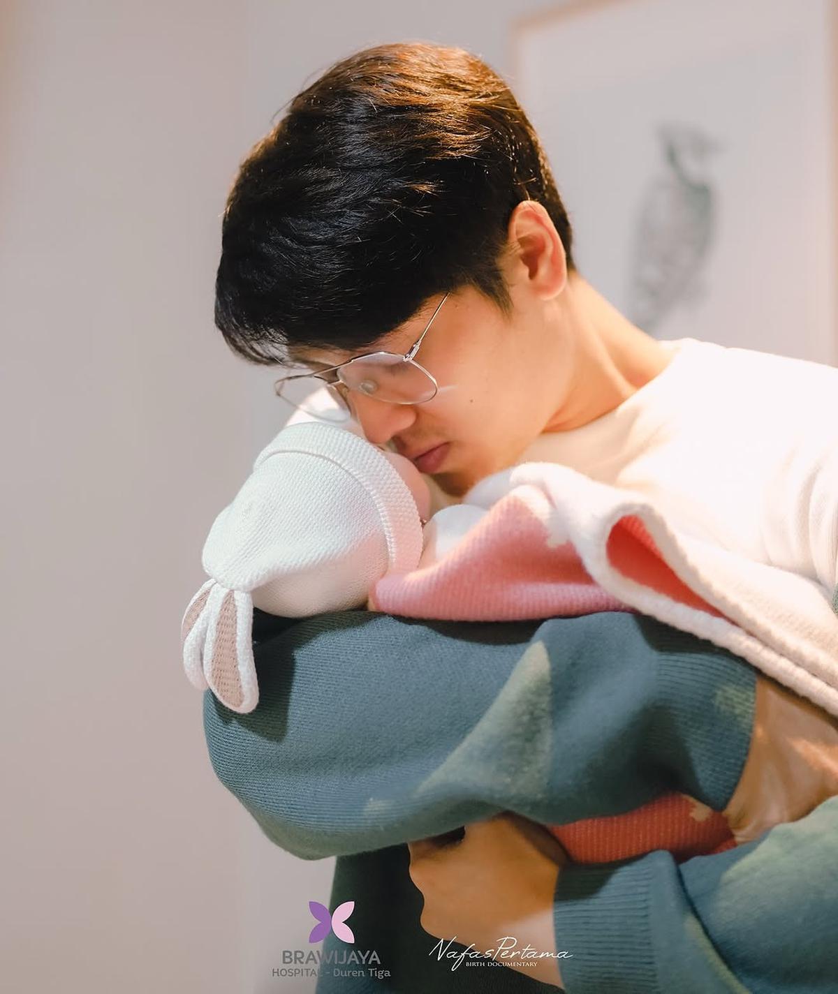 Rizky Billar Pamer Pemotretan Baby Leshia, Ingin Si Kecil Main Piano hingga Didoktrin Jadi Fans Liverpool