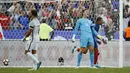 Ekspresi kecewa kiper Inggris, Jack Butland saat gawangnya kebobolan dari pemain Prancis, Ousmane Dembele pada laga persahabatan di Stade de France, Saint Denis, Paris, (13/6/2017).  Prancis menang 3-2. (AP/Francois Mori)