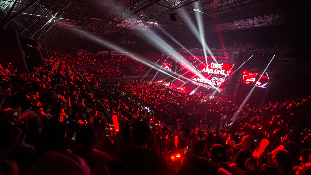 Anggota iKON melakukan aksi mengejutkan saat konser. (YG Entertainment)