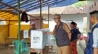PJ Walikota Cirebon Agus Mulyadi memantau kesiapan TPS terjauh menjelang hari pencoblosan 14 Februari 2024. Foto (Liputan6.com / Panji Prayitno)