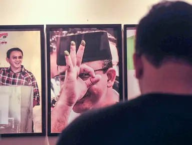 Foto Anies Baswedan usai mencoblos dipamerkan saat pameran foto dan peluncuran buku foto Kilas Balik 2016, di Galeri Foto Jurnalistik Antara, Jakarta, Jumat (17/2). (Liputan6.com/Yoppy Renato)