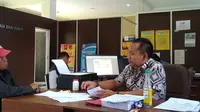Mustakim, melaporkan kasus penipuan di media sosial (medsos) Palembang yang dialaminya ke SPKT Polresta Palembang (Liputan6.com / Nefri Inge)