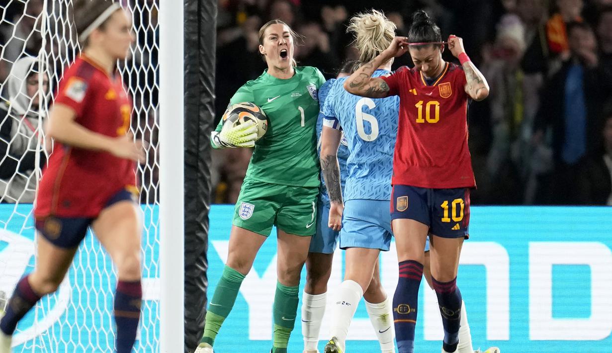 Reaksi kecewa gelandang Timnas Wanita Spanyol, Jennifer Hermoso (kanan) setelah eksekusi penaltinya digagalkan kiper Timnas Wanita Inggris, Mary Earps pada laga final Piala Dunia Wanita 2023 di Australia Stadium, Sydney (20/8/2023). (AP Photo/Abbie Parr)
