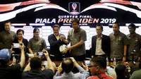 Suasana saat drawing delapan besar Piala Presiden 2019 di ruang media SUGBK, Jakarta, Selasa (19/3). Pertandingan akan berlangsung pada 29-31 Maret mendatang. (Bola.com/Yoppy Renato)