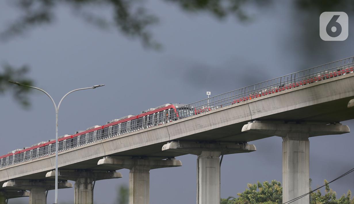 Gerbong kereta LRT yang mengalami kecelakaan beberapa waktu lalu di ruas Cibubur-TMII, Jakarta, Jumat (29/10/2021). PT INKA berkoordinasi dengan Jasa Marga selaku pengelola Jalan Tol Jagorawi dan Kepolisian untuk pengaturan lalu lintas guna mendukung proses evakuasi. (Liputan6.com/Herman Zakharia)
