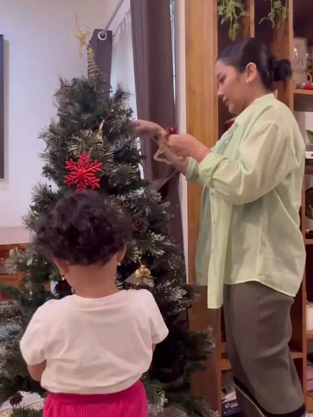 [Fimela] Penuh Haru, Ini 6 Potret Gewa Anak Glenn Fredly Saat Menghias Pohon Natal