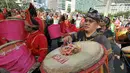 Kemeriahaan Parade Tambua Tansa Minangkabau yang pertama kali dilangsungkan di areal car free day (CFD), Jakarta, Minggu (8/7). Kegiatan ini dalam rangka mensukseskan Festival Danau Maninjau pada Oktober 2018 mendatang. (Liputan6.com/Herman Zakharia)