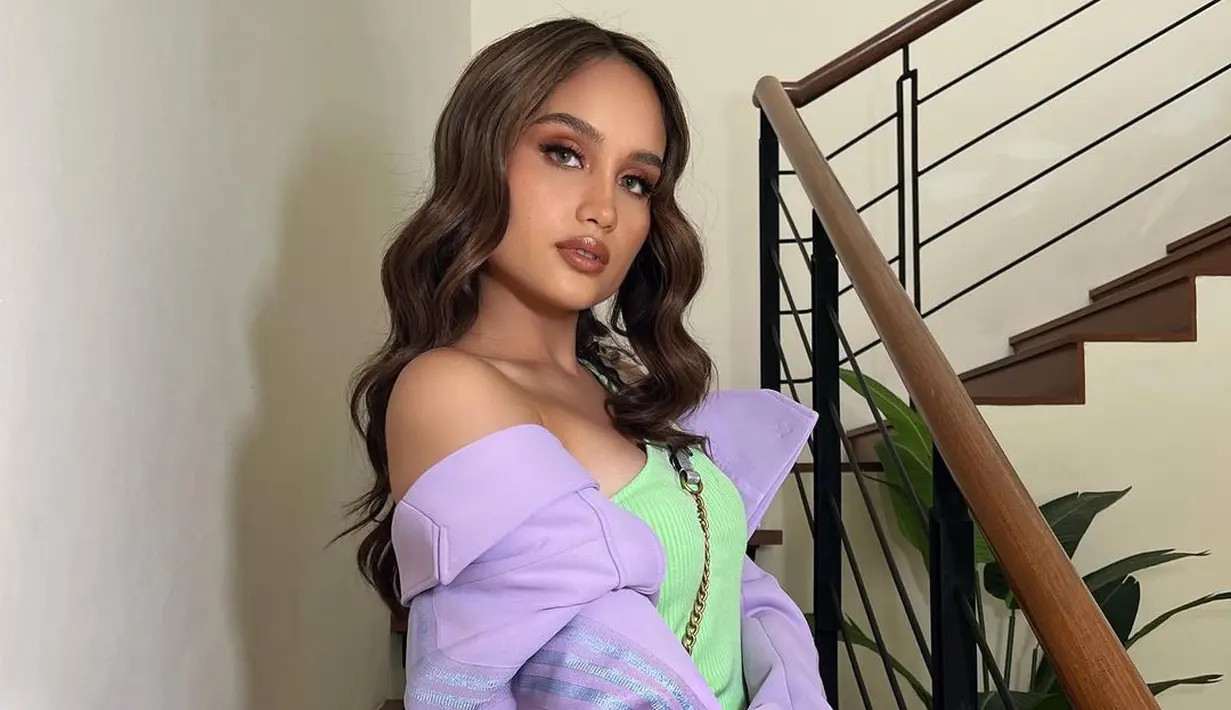 Sentuhan sporty juga menjadi esensial dari gaya Cinta Laura. Paduan jaket bisa jadi opsi penambah gaya yang sempurna dan nyaman. (Foto: Cinta Laura Kiehl)