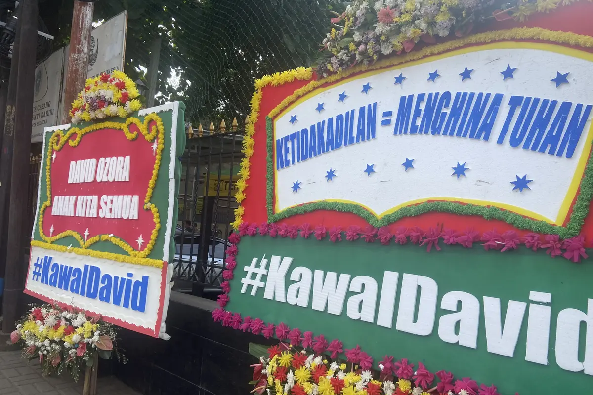 Karangan bunga dukungan untuk David Ozora di depan Pengadilan Negeri Jakarta Selatan, Selasa (13/6/2023). PN Jakarta Selatan hari ini menggelar sidang terdakwa Mario Dandy dan Shane Lukas.