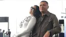 Krisdayanti dan Raul Lemos saat transit di Hongkong International Airport. KD tampak bersandar manja di bahu Raul. (instagram.com/raullemos06)