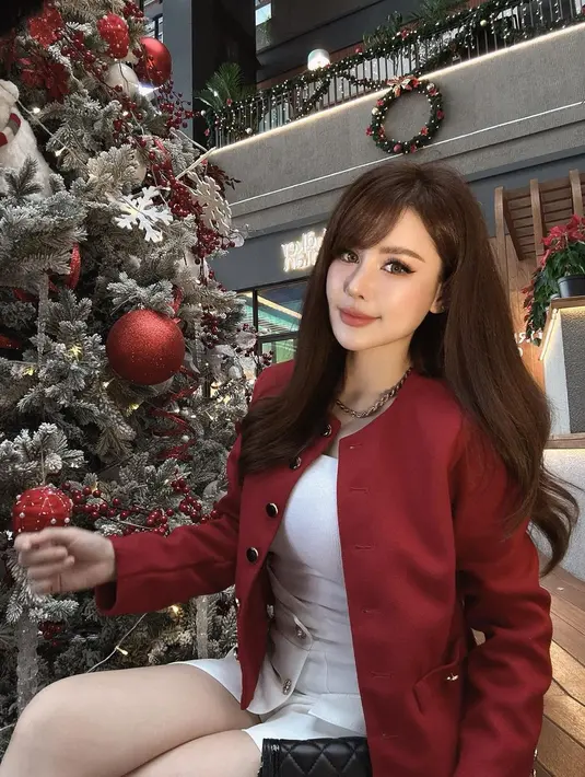 Wajahnya dipuji mirip barbie hingga mirip artis Korea. Kini ia sukses jadi selebgram dan mengembangkan produk kecantikannya sendiri. [Instagram.com/emilyyoungryu]