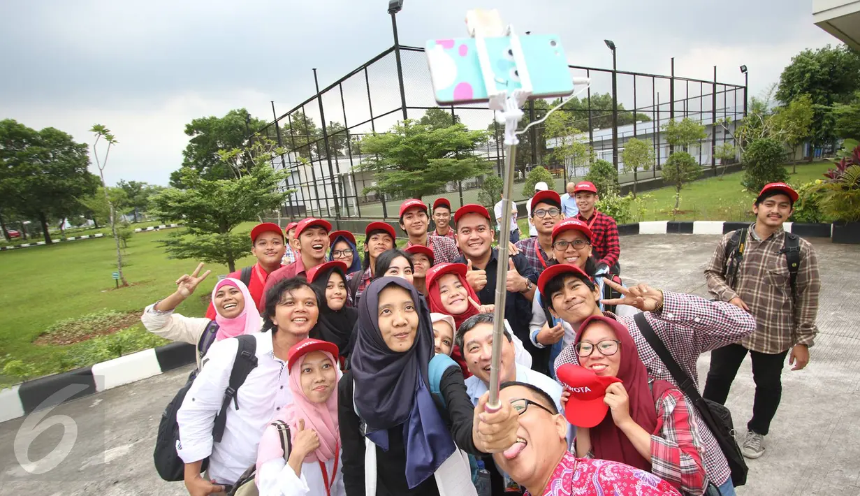 Peserta Campus CJ Edutrip berselfie saat berkunjung ke tempat pembuatan mobil Toyota Fortuner dan Innova di TMMIN Karawang Plant 1, Jawa Barat, Kamis (23/2). (Liputan6.com/Immanuel Antonius)