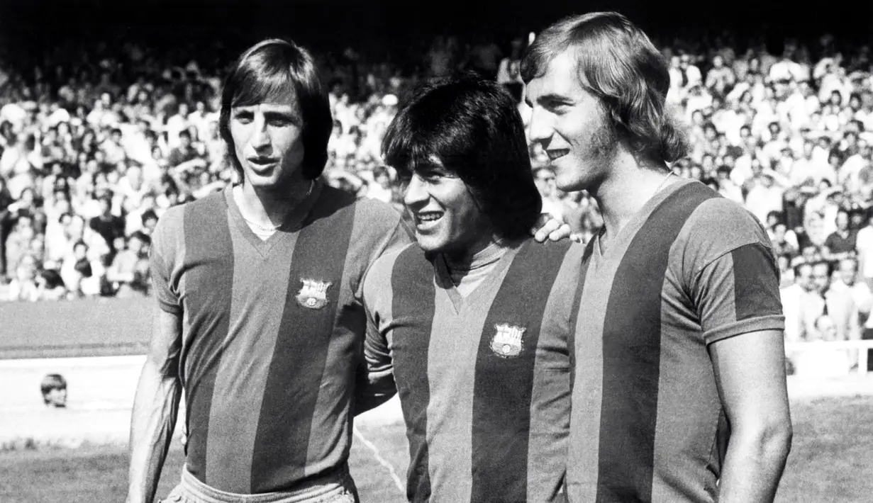 Johan Cruyff (kiri) berpose bersama Hugo Sotil (tengah) dan Johan Neeskens sebelum pertandingan Barcelona di Stadion Camo Nou, Barcelona, 1 Agustus 1974. (AFP)