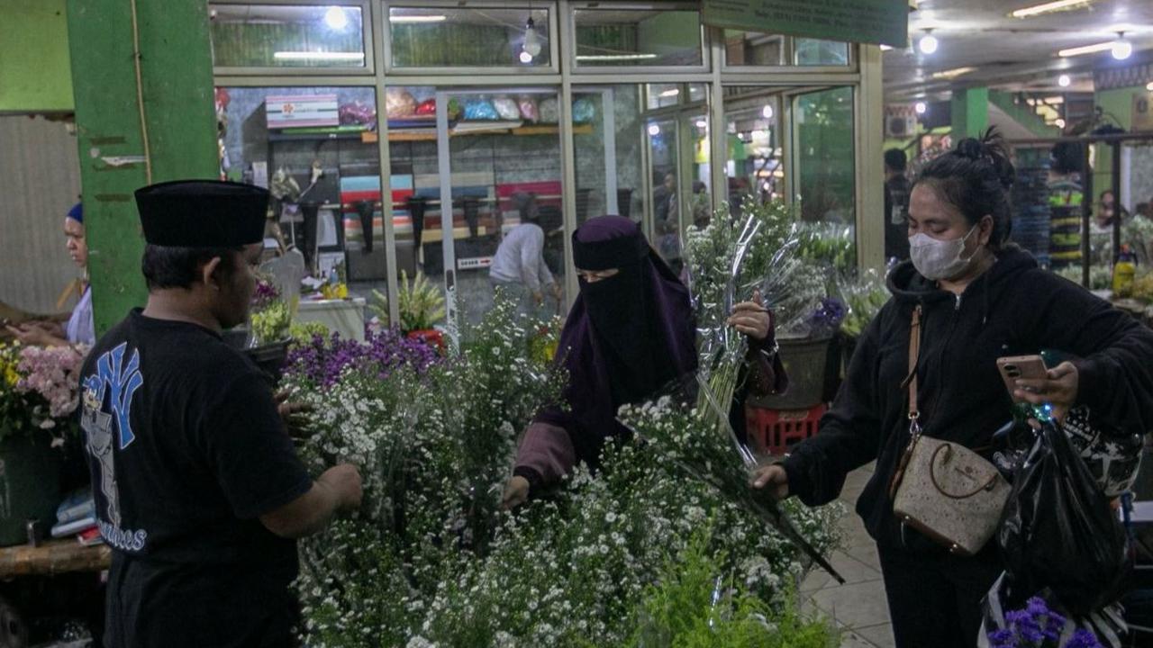 Sejumlah warga memilih bunga hias yang akan dibeli dari salah satu lapak penjual bunga hias di Pasar Rawa Belong, Jakarta, Selasa (9/4/2024). Foto: Liputan6.com / Angga Yuniar