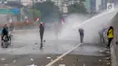 Mahasiswa mendapat semprotan air dari kendaraan water cannon polisi dalam demonstrasi menolak pengesahan RUU KUHP dan revisi UU KPK di depan Gedung DPR, Jakarta, Selasa (24/9/2019). Semprotan water cannon dan tembakan gas air mata memaksa mahasiswa mundur. (Liputan6.com/Faizal Fanani)