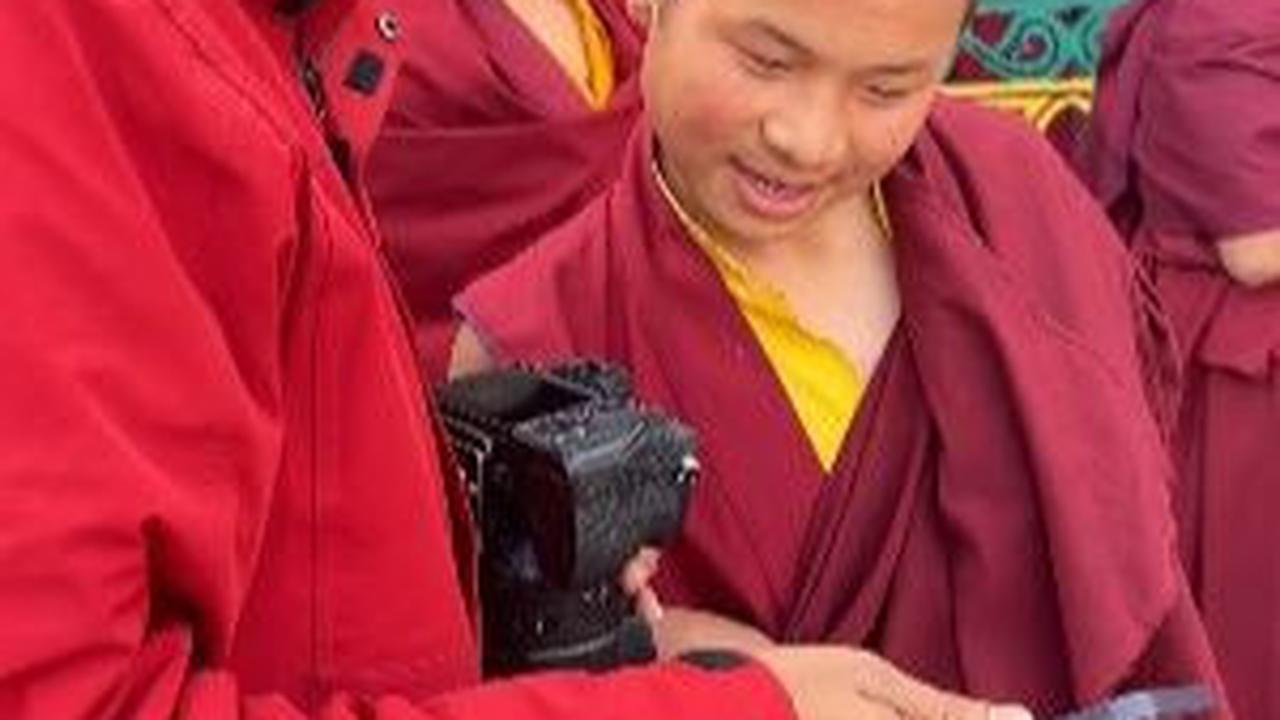 Pria bernama Nirmal Roy membagikan kisahnya bertemu dengan biksu kecil yang sempat menjadi modelnya 6 tahun lalu. <br>