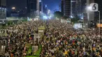 Ribuan pengunjung padati kawasan Bundaran HI, Jakarta, untuk merayakan pergantian tahun 2023, Sabtu (31/12/2022). Kemeriahan begitu terasa dalam momen perayaan tahun baru 2023 di car free night yang digelar di sepanjang Jalan Sudirman-Jalan MH Thamrin. (Liputan6.com/Angga Yuniar)