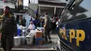 Satpol PP mengeluarkan barang dagangan pedagang dari kios semi permanen itu. (merdeka.com/Imam Buhori)