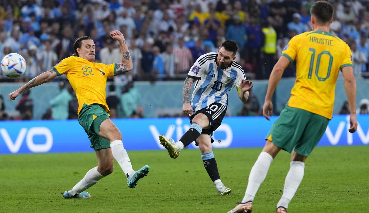 <p>Lionel Messi diketahui mengenakan sepatu edisi khusus Adidas X Speedportal Leyenda pada Piala Dunia terakhirnya ini. (AP/Petr David Josek)</p>