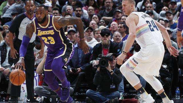 Bintang Los Angeles Lakers, LeBron James (kanan) saat melawan Denver Nuggets dalam laga lanjutan NBA 2018-2019