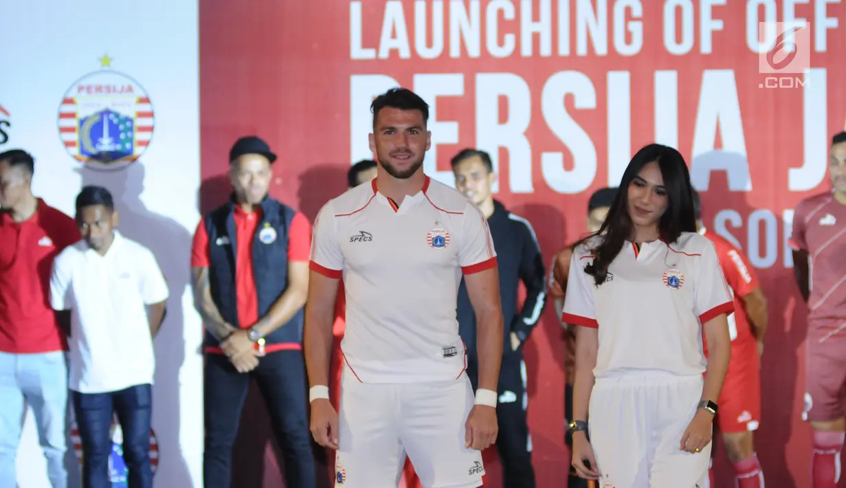 Pemain asing Persija asal Kroasia, Marko Simic memeragakan kaus latihan tim saat peluncuran di Jakarta, Jumat (2/2). Secara resmi, Persija memperkenalkan tiga model kaus yang akan digunakan pada musim 2018. (Liputan6.com/Helmi Fithriansyah)