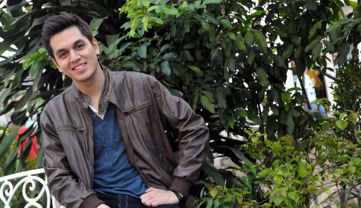 Senyum manis Kevin Julio saat sesi pemotretan bersama Liputan6.com bisa membuat hati para gadis meleleh, Jakarta, Sabtu (12/07/2014) (Liputan6.com/Panji Diksana)