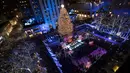Pohon Natal Rockefeller Center dinyalakan saat upacara tahunan ke-86 di New York, Amerika Serikat, Rabu (28/11). Pohon Natal Rockefeller Center dihias dengan 50.000 lampu.  (AP Photo/Mary Altaffer)