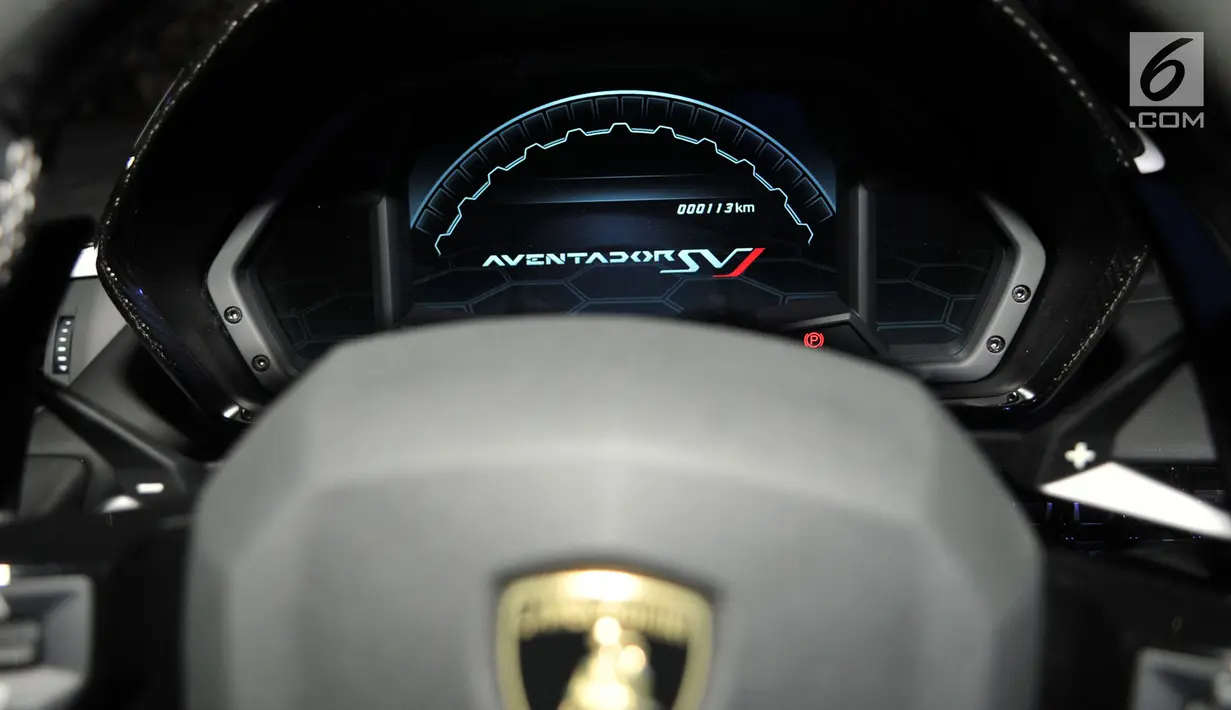 Penampakan kemudi Lamborghini Aventador SVJ saat dipamerkan di ajang Indonesia International Motor Show (IIMS) 2019, Jiexpo Kemayoran, Jakarta, Minggu (28/4/2019). Aventador SVJ hanya diproduksi 900 unit di dunia. (merdeka.com/Iqbal Nugroho)