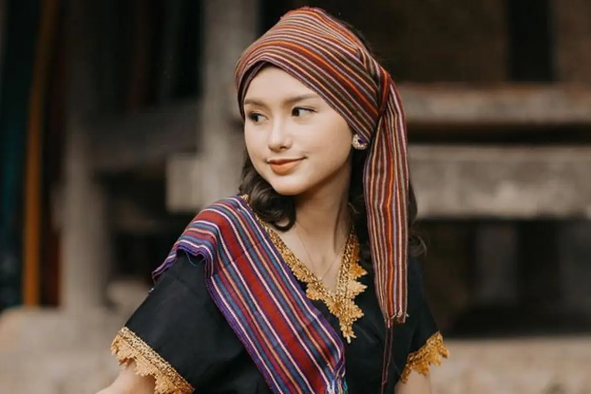 7 Pesona Sarah Menzel Pakai Baju Tradisional NTB, Curi Perhatian