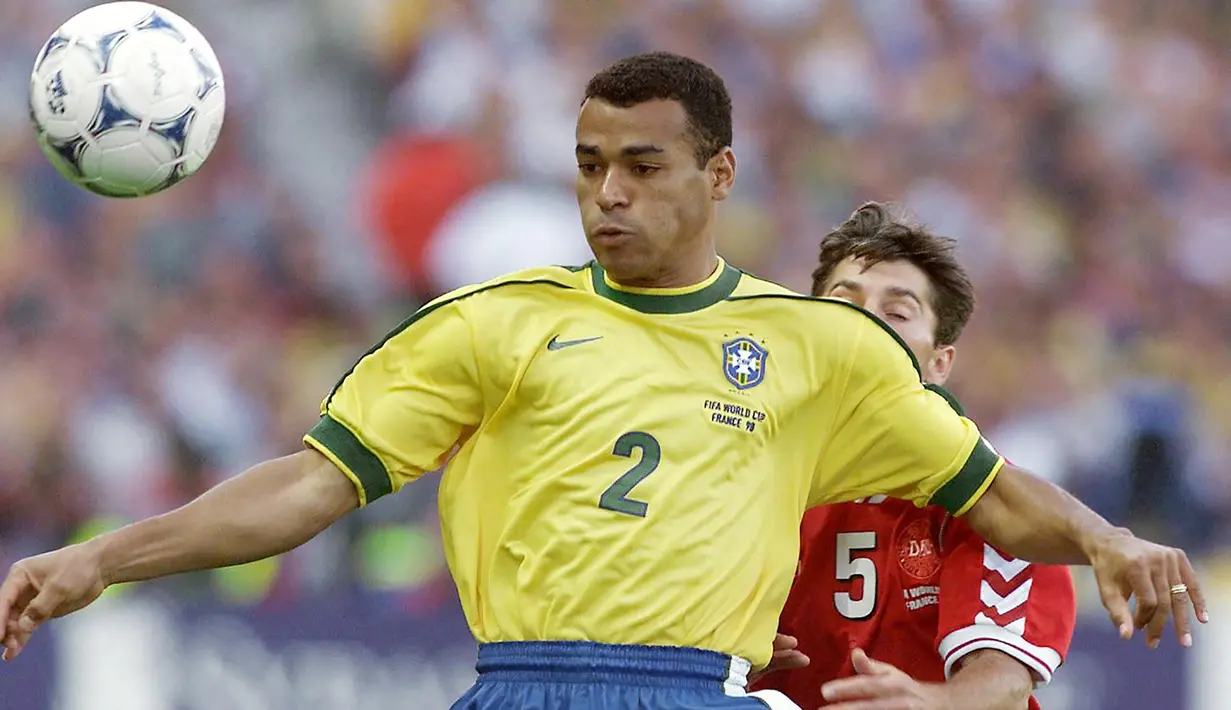 Cafu. Eks bek kanan yang kini berusia 52 tahun dan telah pensiun pada Maret 2009 bersama Garforth Town ini tercatat sebagai pengoleksi caps terbanyak bersama Timnas Brasil dalam ajang Piala Dunia. Ia total bermain 20 laga dalam 4 edisi Piala Dunia mulai 1994 hingga 2006 dengan torehan 4 assist. Dalam 4 edisi tersebut ia selalu menjabat kapten tim dan mampu mempersembahkan 2 trofi juara pada 1994 dan 2002. (AFP/Patrick Kovarik)