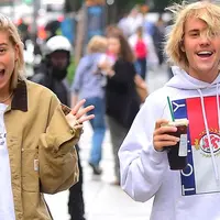 Mobil Justin Bieber rusak di tengah jalan saat ia dan Hailey Baldwin sedang menuju ke Hamptons. (Harper's Bazaar)