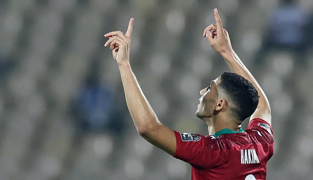 Bek Maroko Achraf Hakimi berselebrasi setelah mencetak gol kedua timnya ke gawang Malawi pada babak 16 besar Piala Afrika 2021 di Ahmadou Ahidjo Stadium, Yaounde, Rabu (26/1/2022) dini hari WIB. Achraf Hakimi menjadi penentu kemenangan Maroko atas Malawi, 2-1. (Kenzo Tribouillard/AFP)